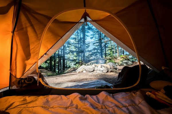 Quels sont les meilleurs conseils pour un camping en bord de rivière en période de crue?